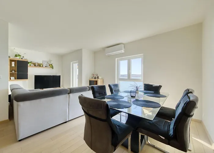 Gazic, No 4 Apartment *